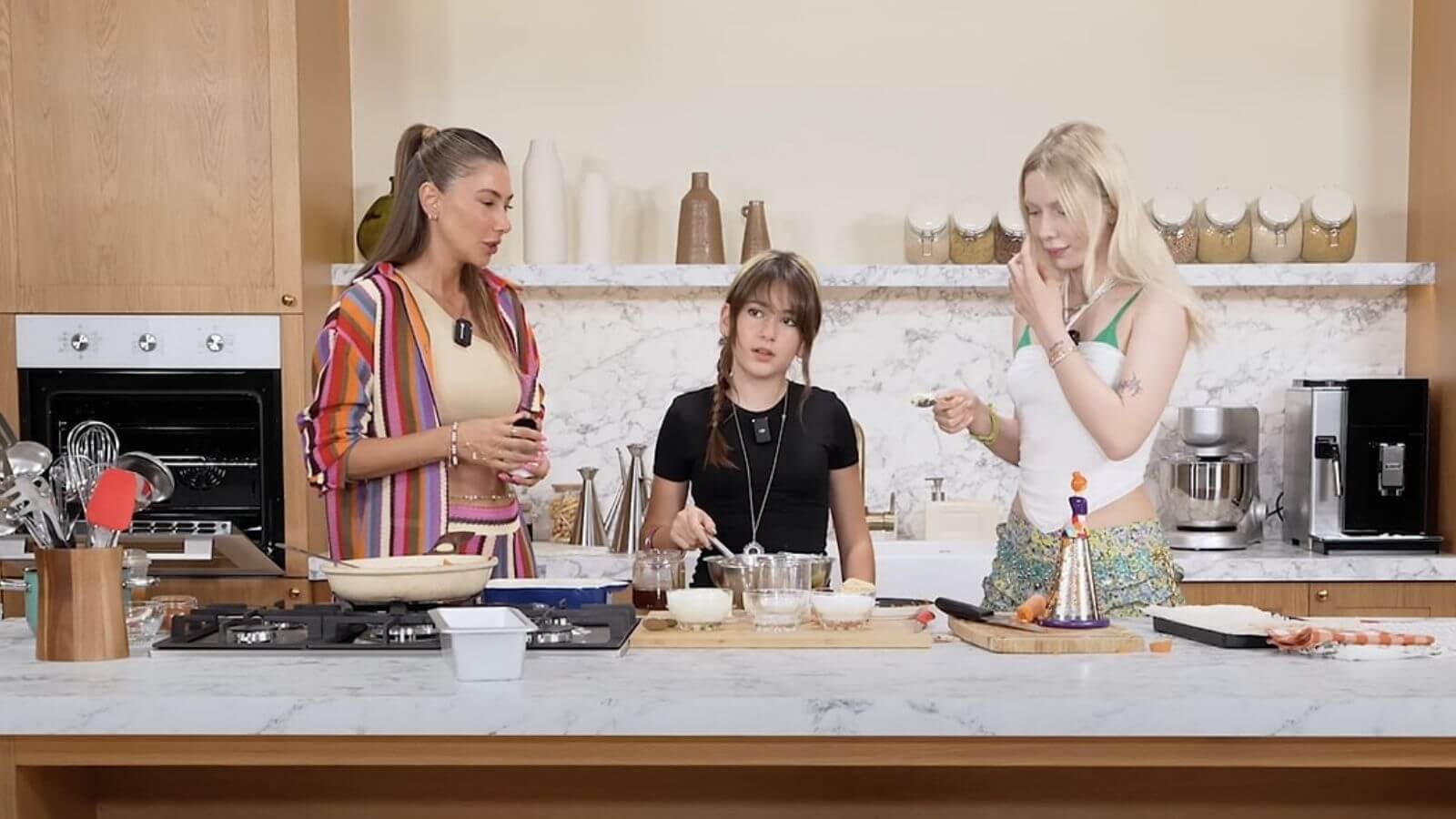 Aleyna Tilki ve Melisa Ilıcalı’nın Mutfak Sohbeti: Ağaçlarla İletişim mi, Çöpler mi?