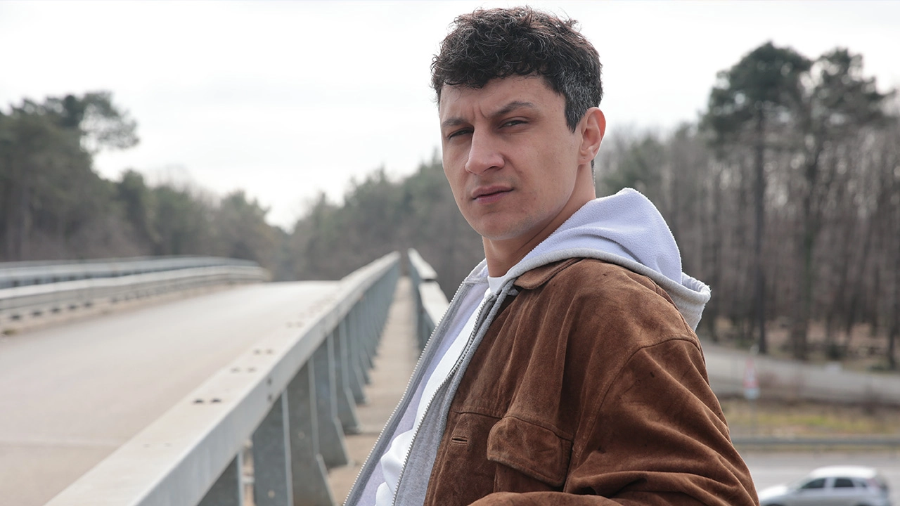 Alper Çankaya: Uzak Şehir Dizisinde Şahin Karakteriyle Tanınan Oyuncunun Hayatı