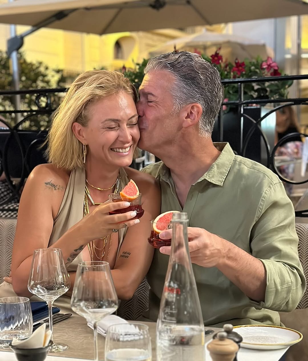 Ceyda Düvenci ve Güçlü Mete'nin Aşk Dolu Yıl Dönümü Kutlaması