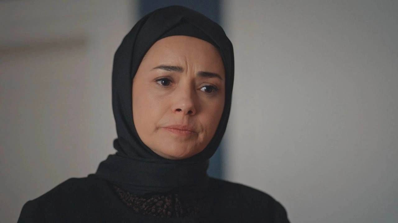 Kızıl Goncalar Dizisi ve Özgü Namal'ın Kariyeri