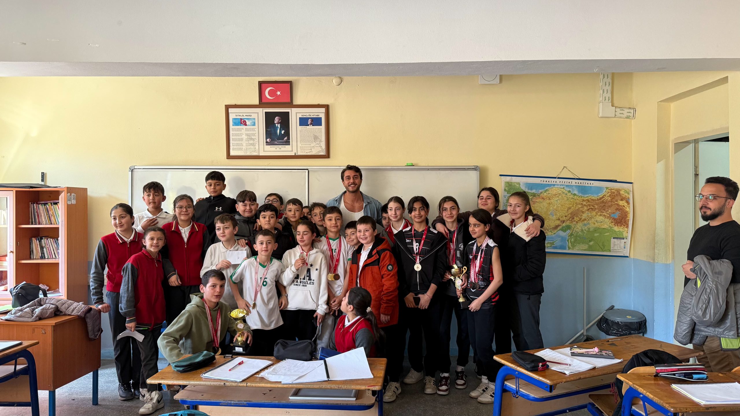 Onur Seyit Yaran'ın Kütüphane Projesi ve Öğrencilere Destek Ziyareti