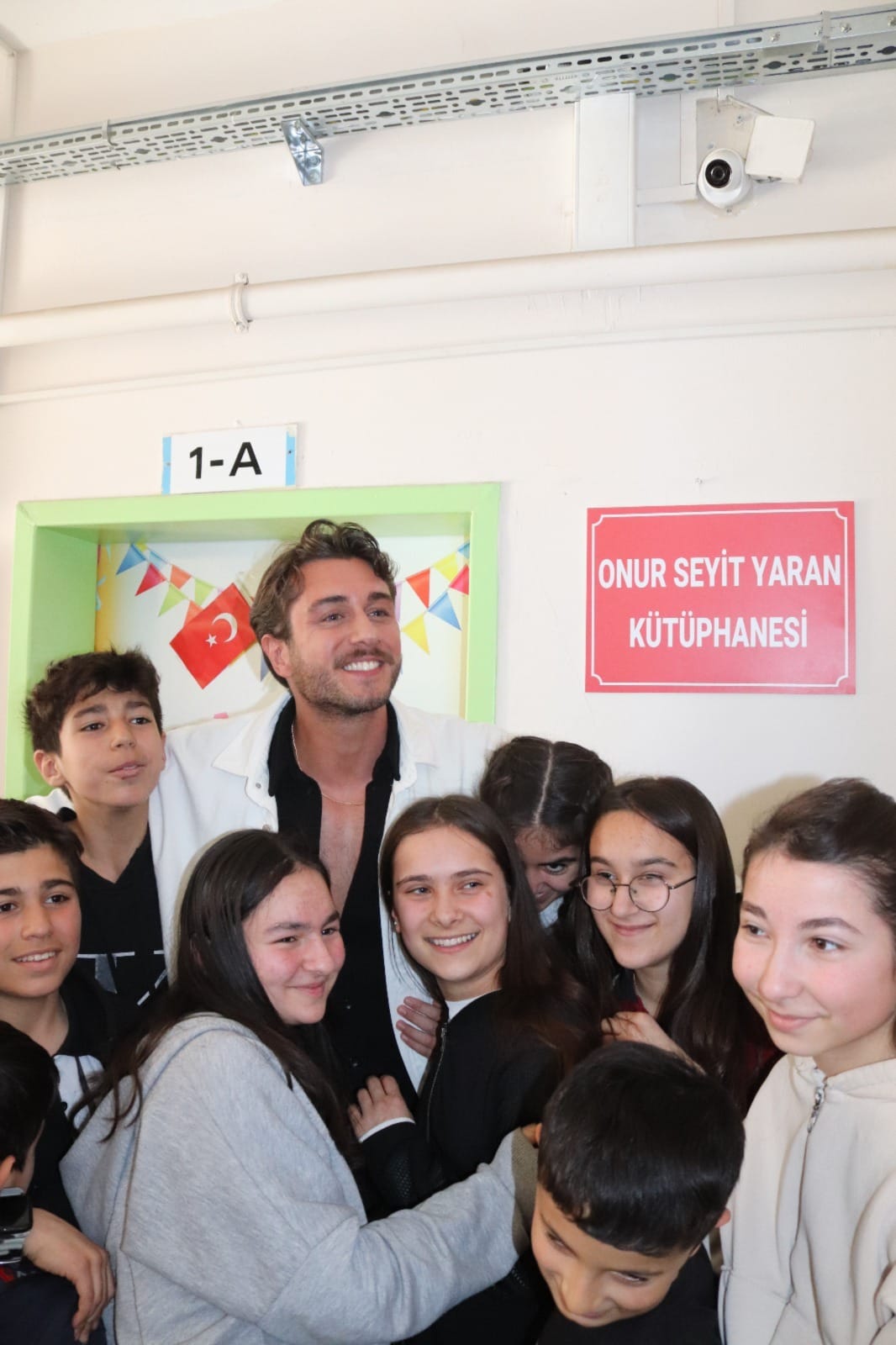 Onur Seyit Yaran'ın Kütüphane Projesi ve Öğrencilere Destek Ziyareti